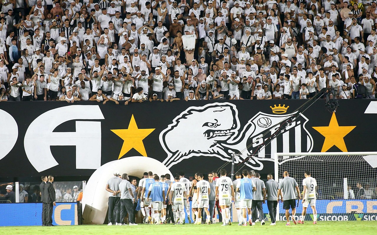 Torcida do Santos protesta contra elenco e o presidente Marcelo Teixeira após derrota para o Red Bull Bragantino. (Foto: Mauricio De Souza/AGIF)