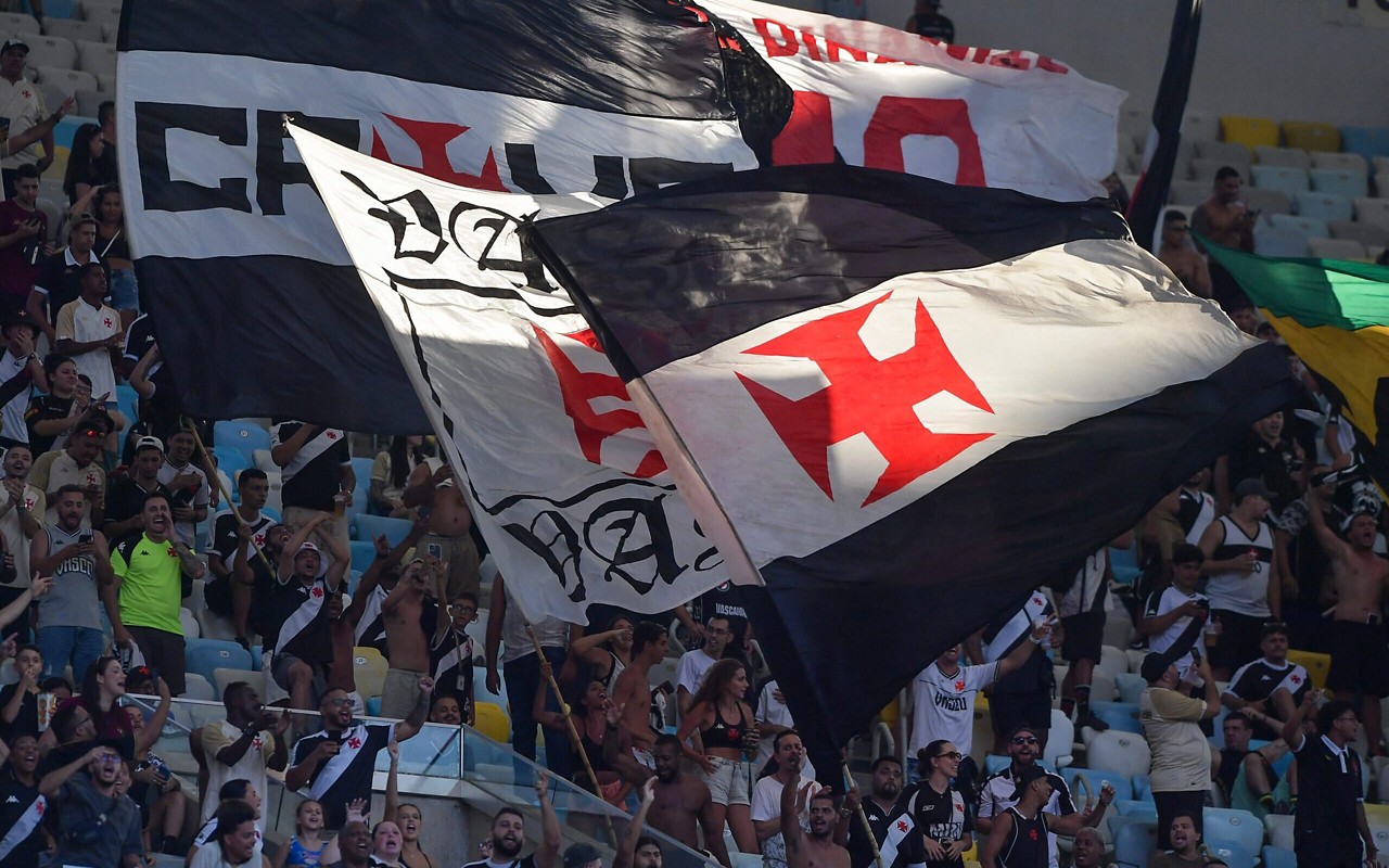 Torcida do Vasco durante partida contra Flamengo no Maracanã pelo Carioca (Foto: Thiago Ribeiro/AGIF)