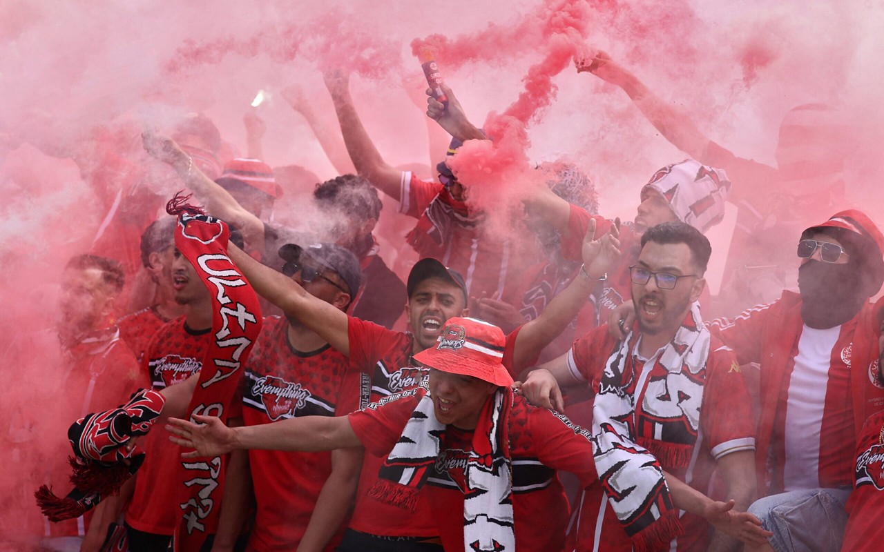 Torcedores do Wydad Casablanca em partida contra o Manchester City (Foto: Charly Triballeau)