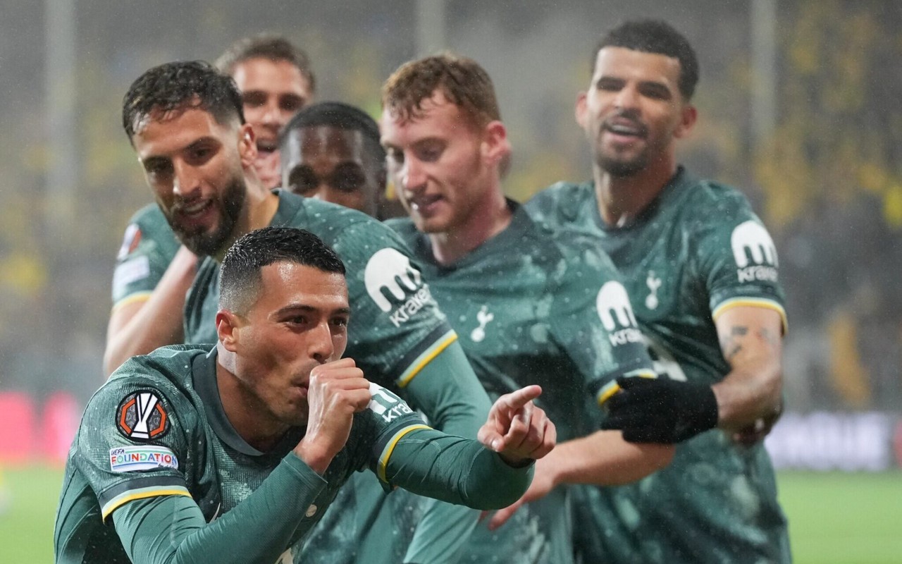 O Tottenham comemorando o segundo gol de Pedro Porro (Foto: Reprodução/X)