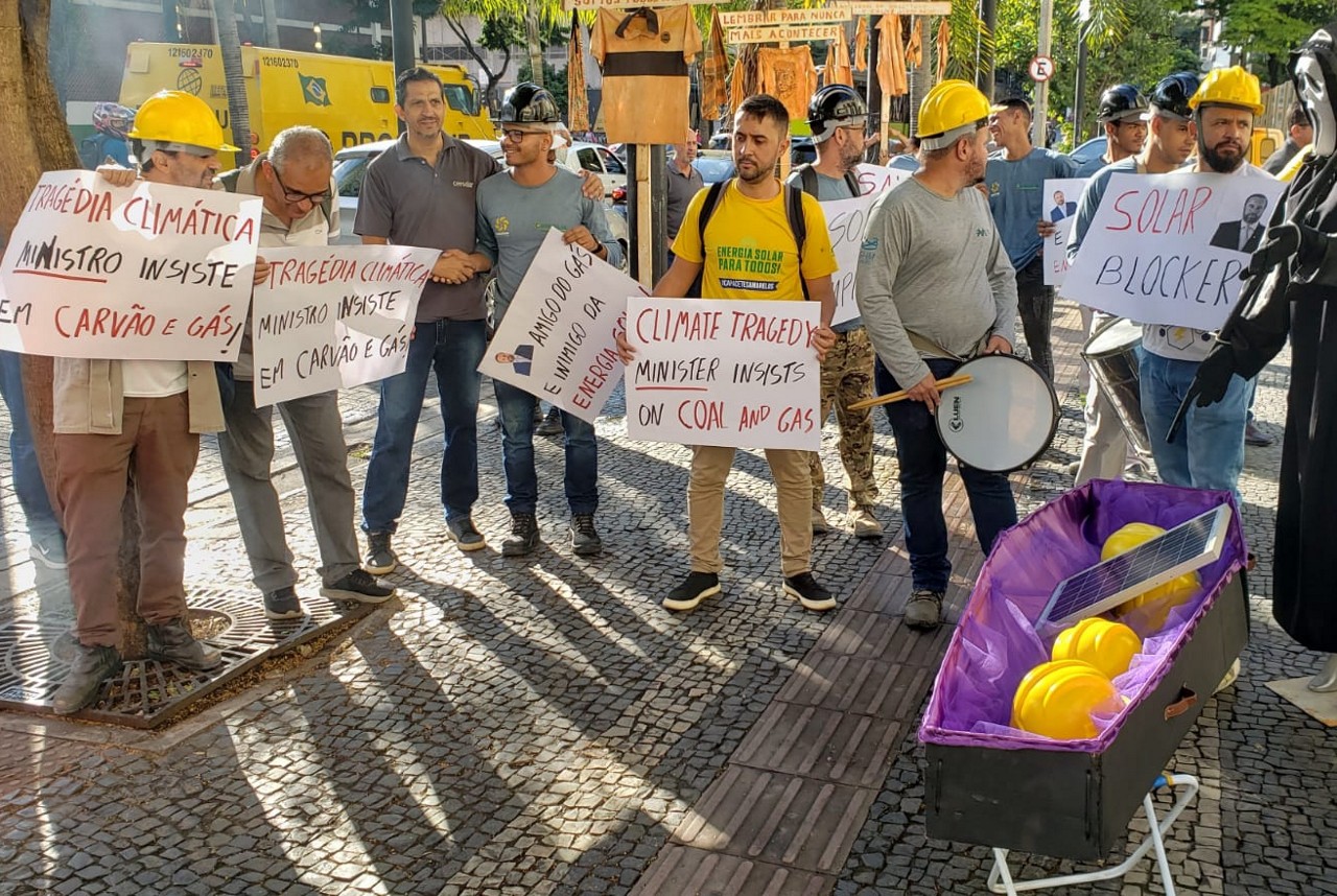 Trabalhadores do setor de energia solar fazem protesto em frente ao Minascentro.