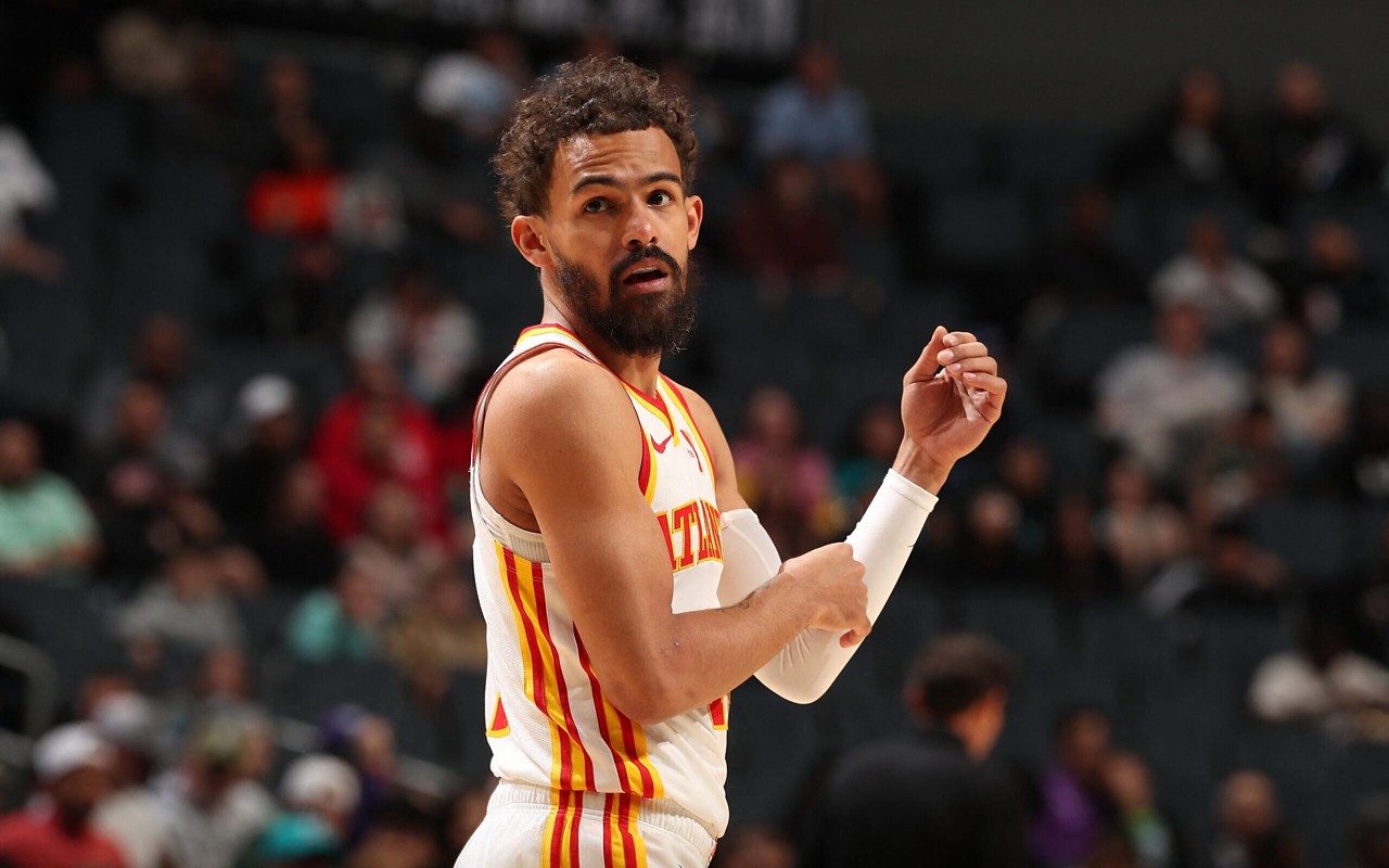 Trae Young em ação durante jogo entre Hawks e Hornets (Foto: Kent Smith / NBAE / Getty Images / Getty Images via AFP)