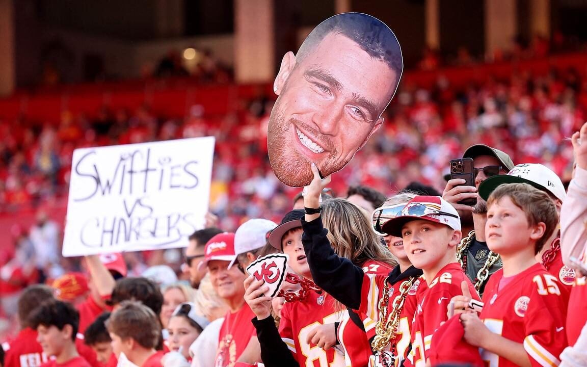 Travis Kelce, Tight End dos Chiefs, enaltecido pela torcida durante partida contra os Chargers na NFL