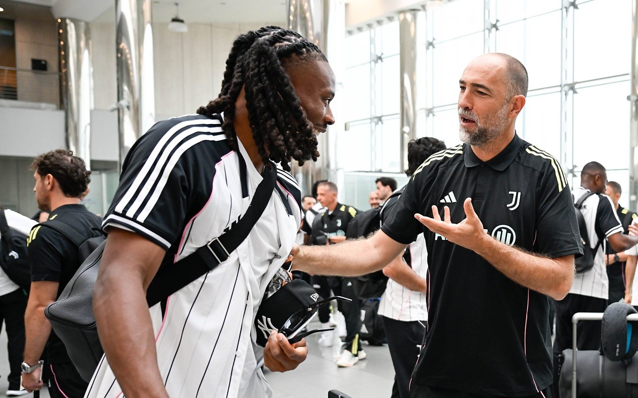 Igor Tudor, treinador da Juventus, conversa com Khepren Thuram (Foto: Reprodução / X)