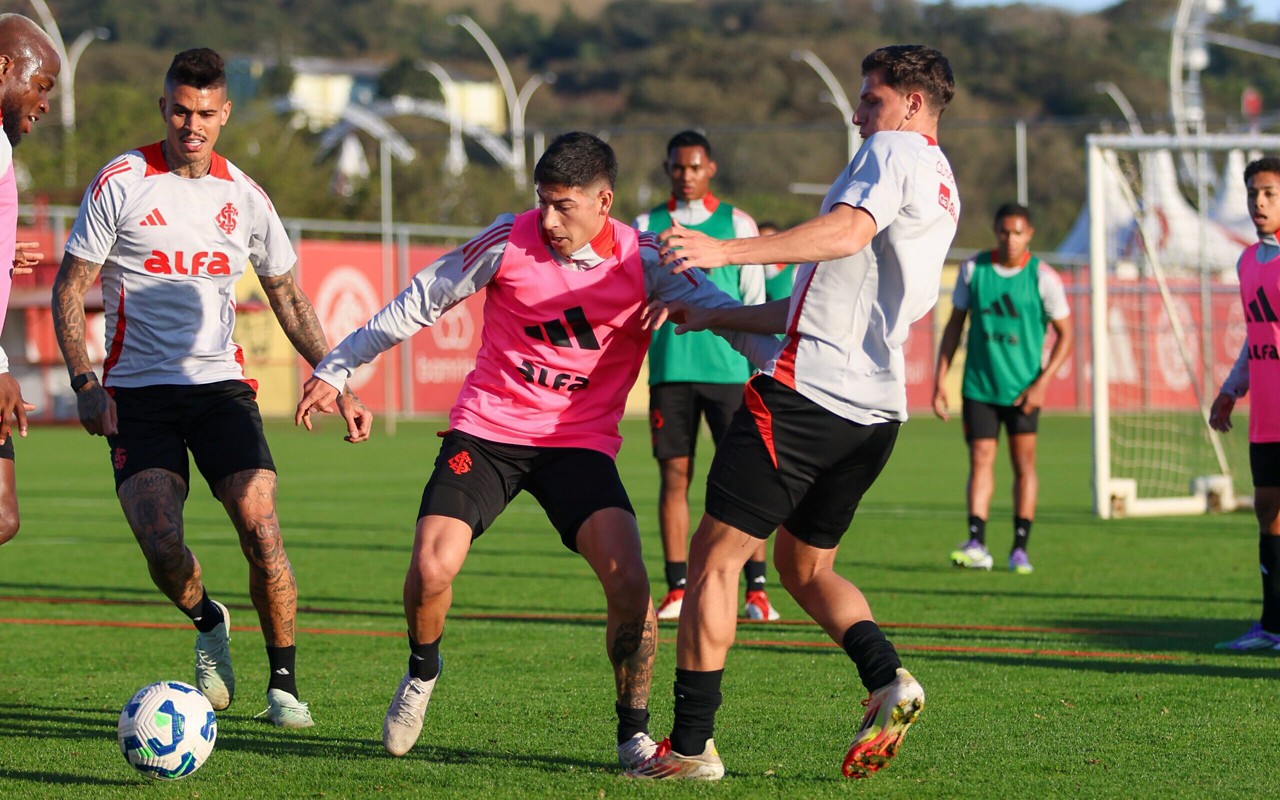 Alan Rodríguez na primeira atividade com bola (Foto: Ricardo Duarte/SC Internacional)
