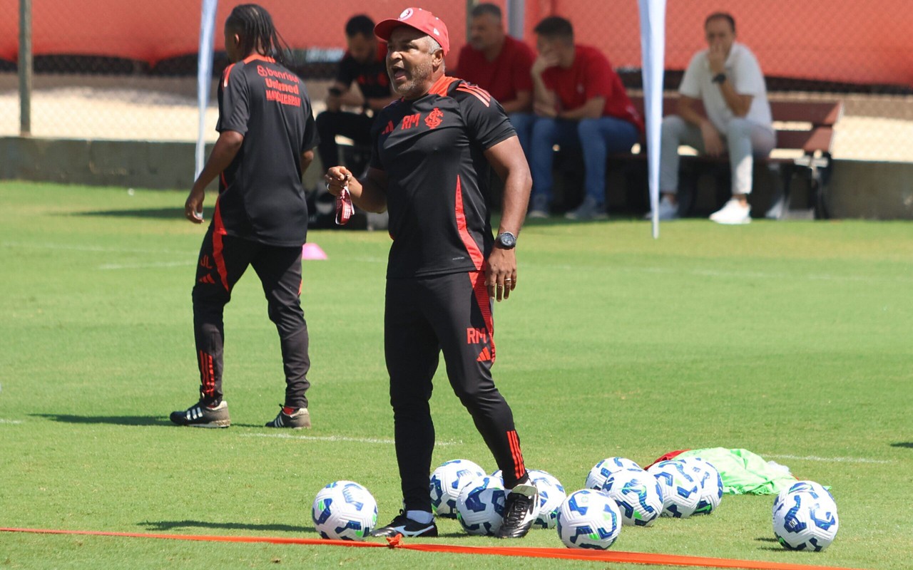 Roger Machado vê atacantes retornando ao grupo (Foto: Ricardo Duarte/SC Internacional)