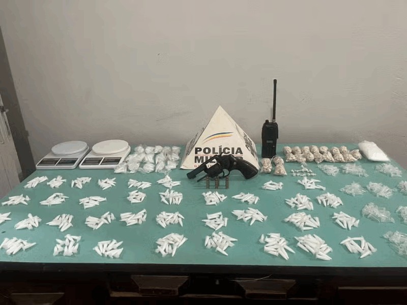 Três homens são presos com drogas, arma e moto adulterada em Jequitaí