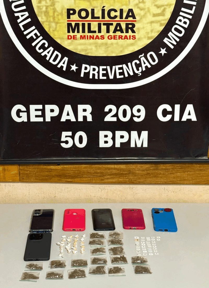 Três jovens são presos com drogas, telefones e 40 chips em Montes Claros
