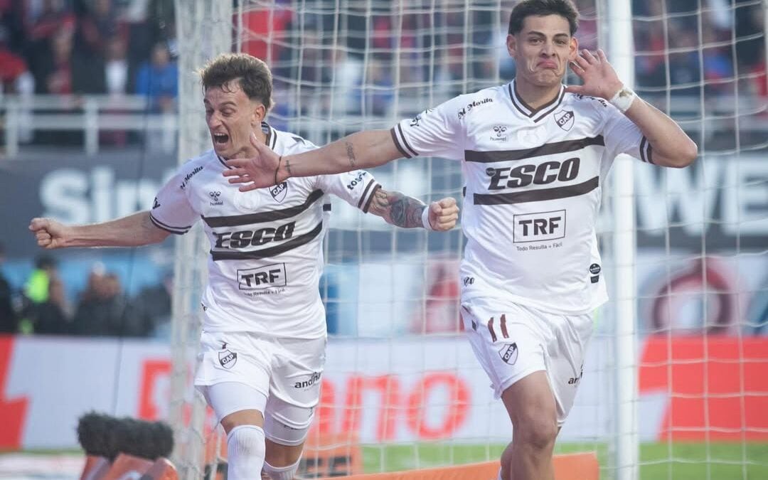 Platense em ação pelo Campeonato Argentino (Foto: Reprodução)