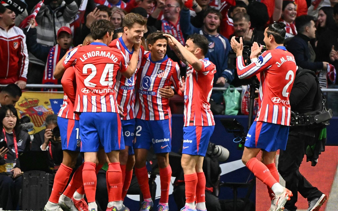Jogadores do Atlético de Madrid comemoram gol marcado por Sorloth no Campeonato Espanhol. (Foto: JAVIER SORIANO / AFP)