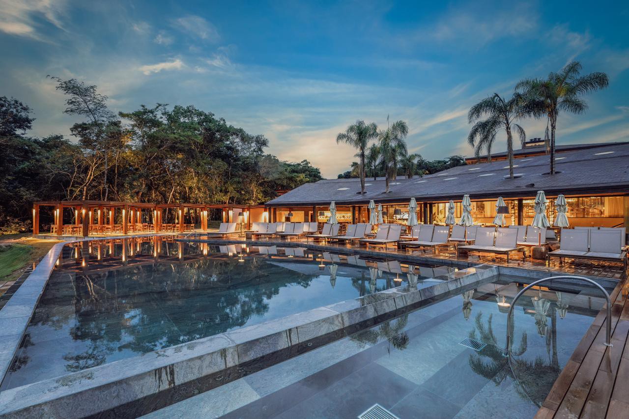 A piscina externa do Clara Arte Resort, em Inhotim