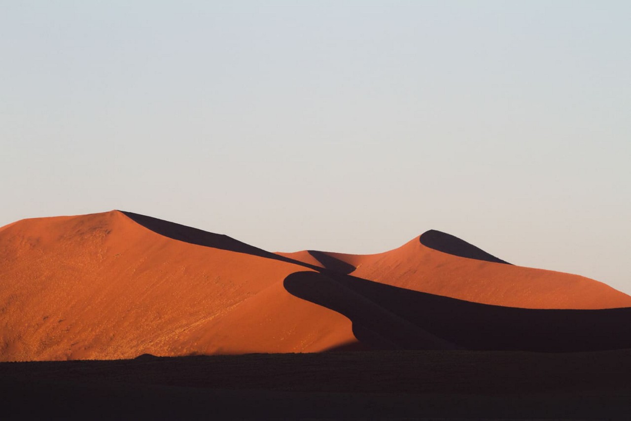 As dunas de Sosusvlei podem chegar até 30 metros de altura e produzem contrastes co m a incidência dos raio solares