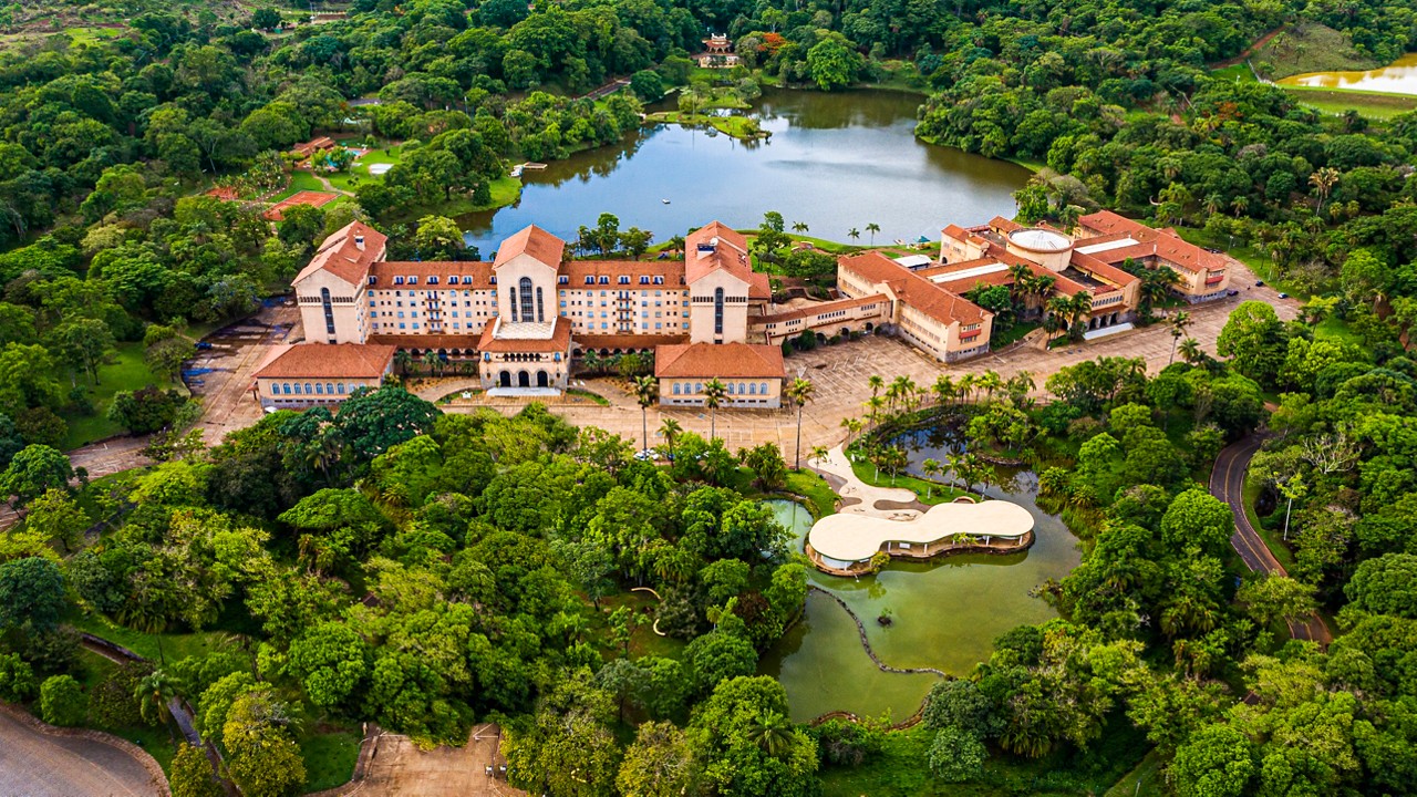 Vista aérea do Tauá Grande Hotel de Araxá, um dos mais valiosos patrimônios turísticos, históricos e culturais de Minas