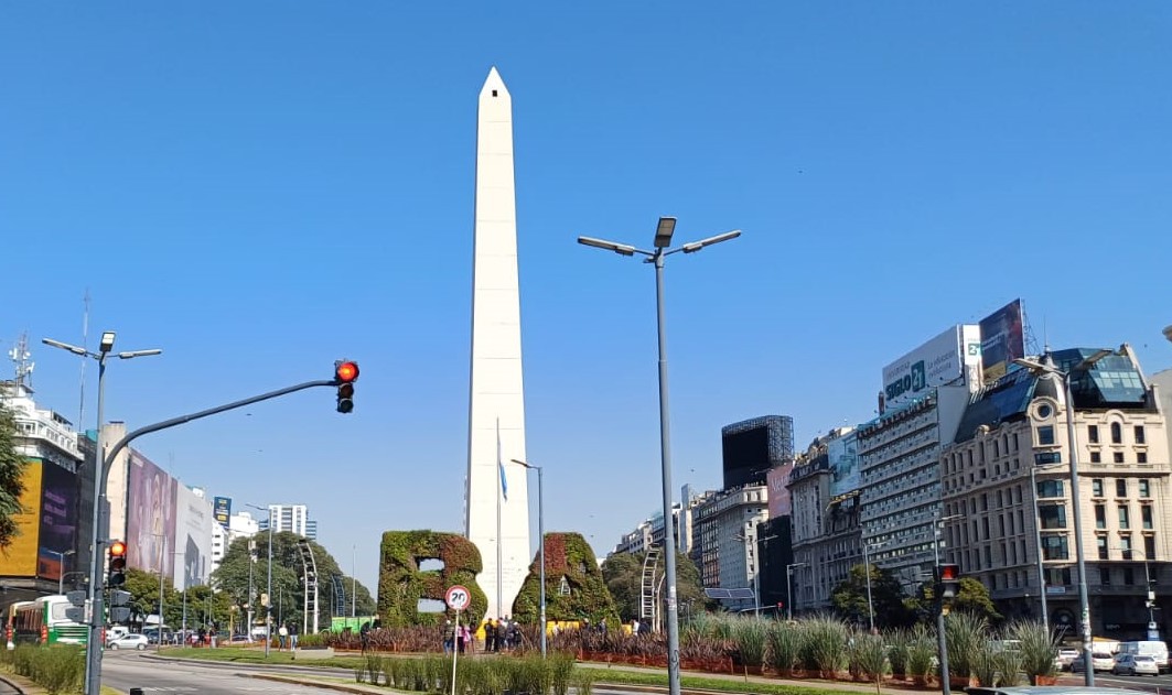 O Obelisco, no cruzamento das avenidas 9 de Julho e Corrientes, é o cartão-postal de Buenos Aires amado e odiado pelos portenhos.