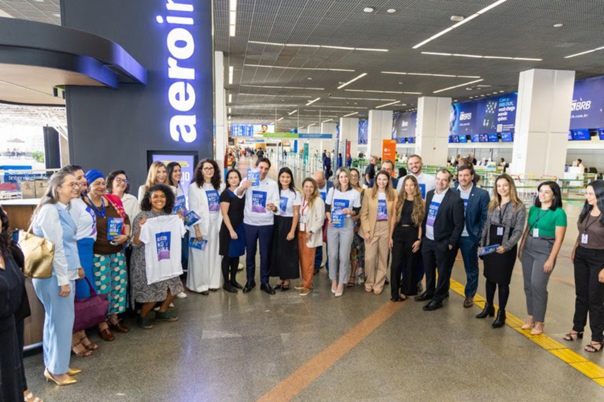 Participantes do  lançamento da campanha no aeroporto de Brasília exibem a camiseta "Assédio não decola"