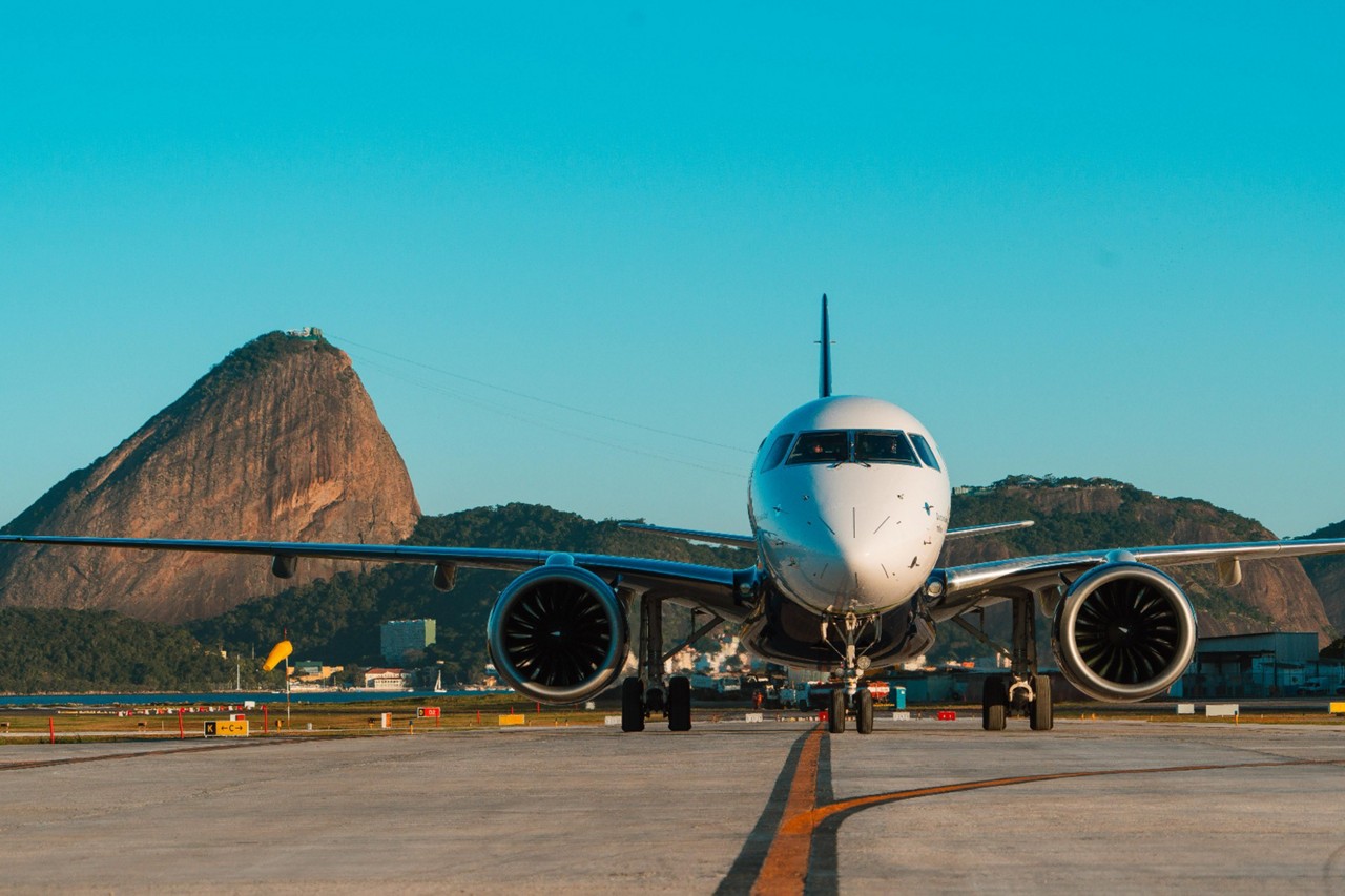 A aeronave Embraer 2 é a maior e mais moderna fabricada no Brasil e já vem com Wi-Fi e TV ao vivo instalado