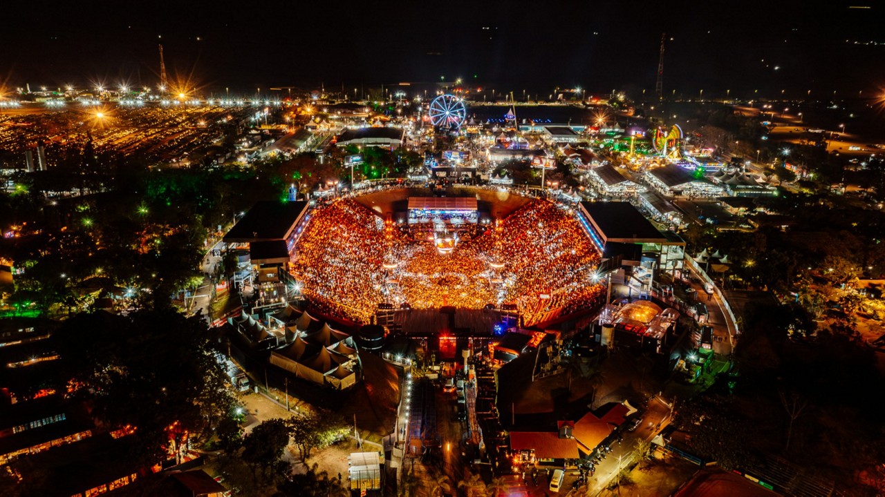 Vista aérea da arena iluminada no Parque do Peão