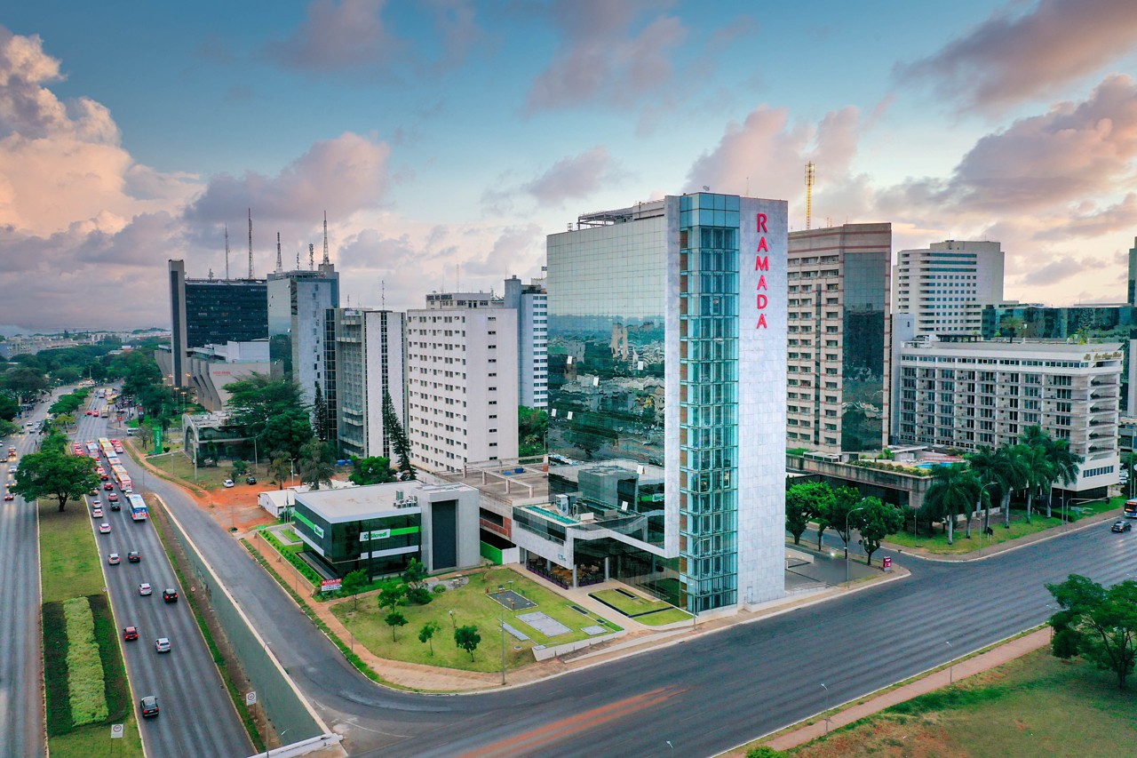 Ramada Brasília Alvorada tem localizaçao privilegiada, no Setor Hoteleiro Sul, quase em frente à Torre de TV