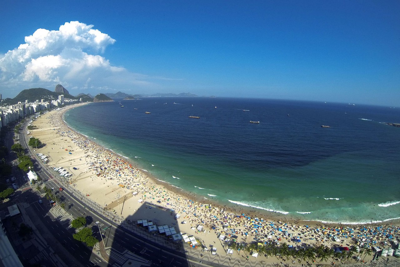 A praia de Copacabana vista pelas lentes do fotógrafo Alexandre Macieira