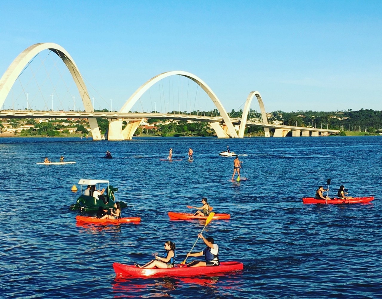Prática de esporte no lago Paranoá, perto da Ponte JK