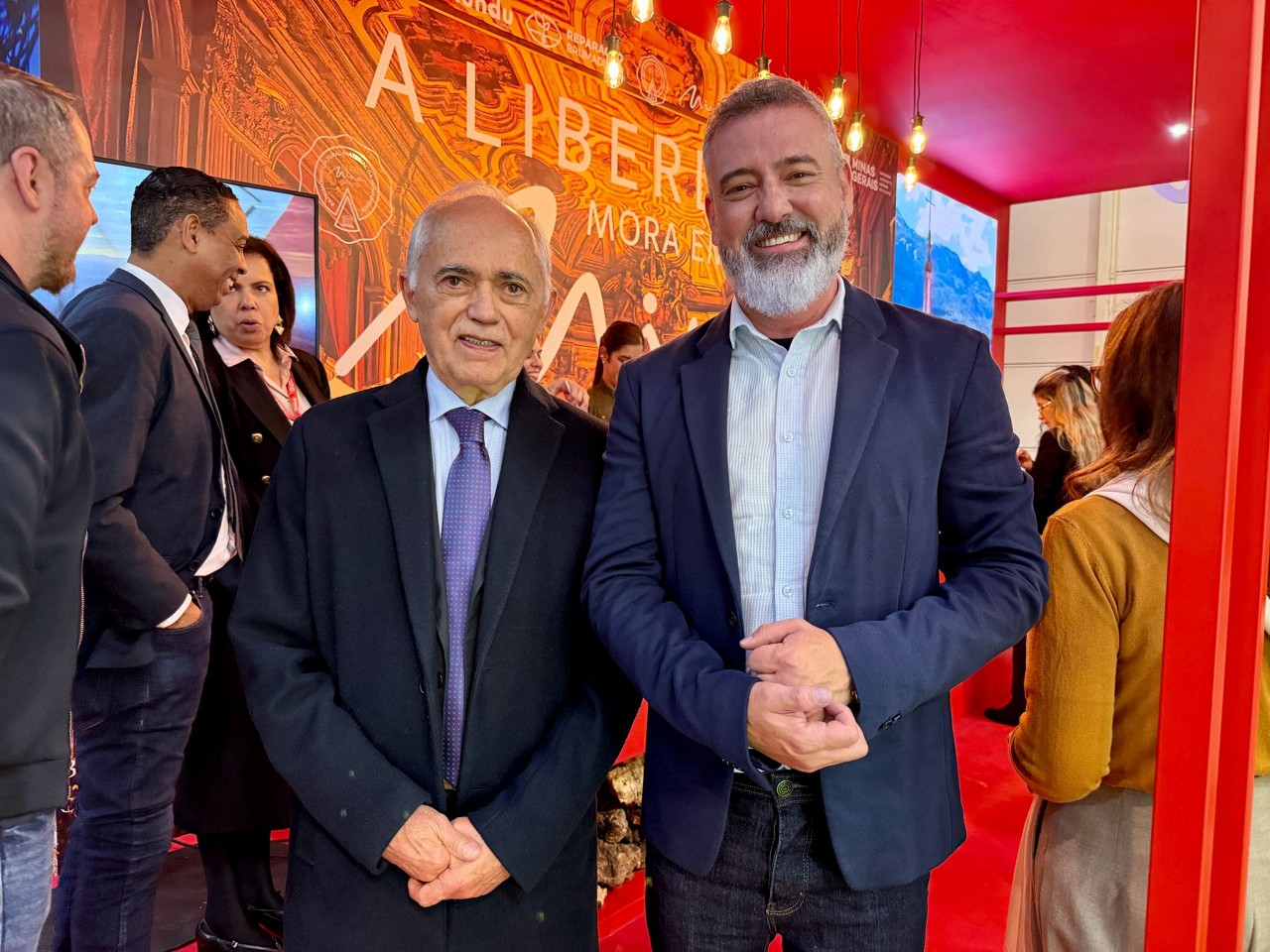 O secretário de Estado de Cultura e Turismo, Leônidas Oliveira, e o embaixador do Brasil em Portugal, Raimundo Carneiro, no estande de Minas na BTL Lisboa