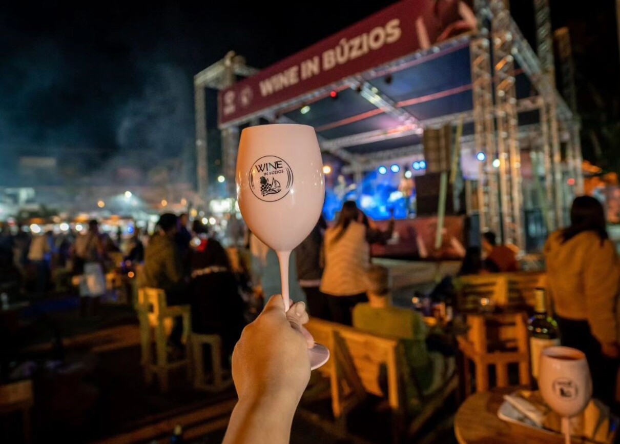 A taça do festival já virou suvenir cobiçado pelos visitantes