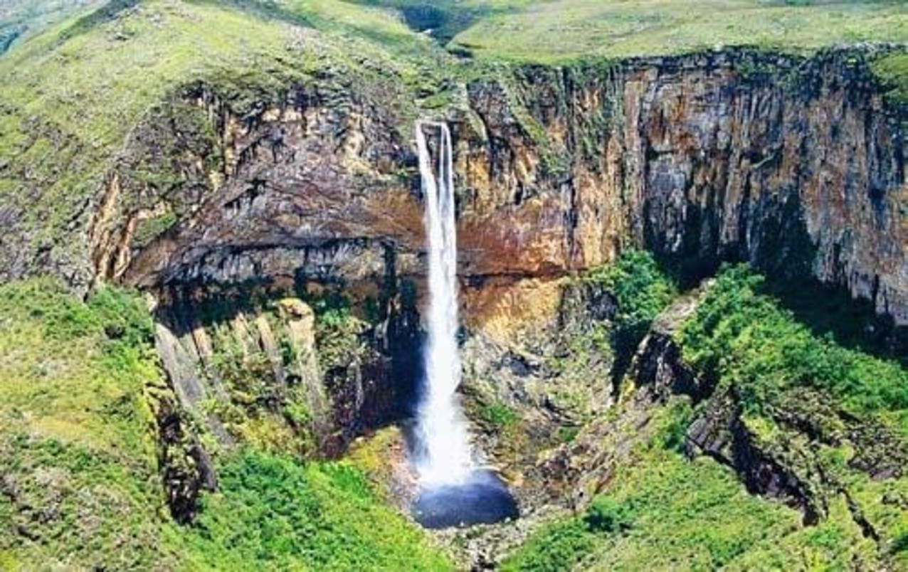 A cachoeira do Tabuleiro é a qued'água mais alta de Minas Gerais e a terceira do país