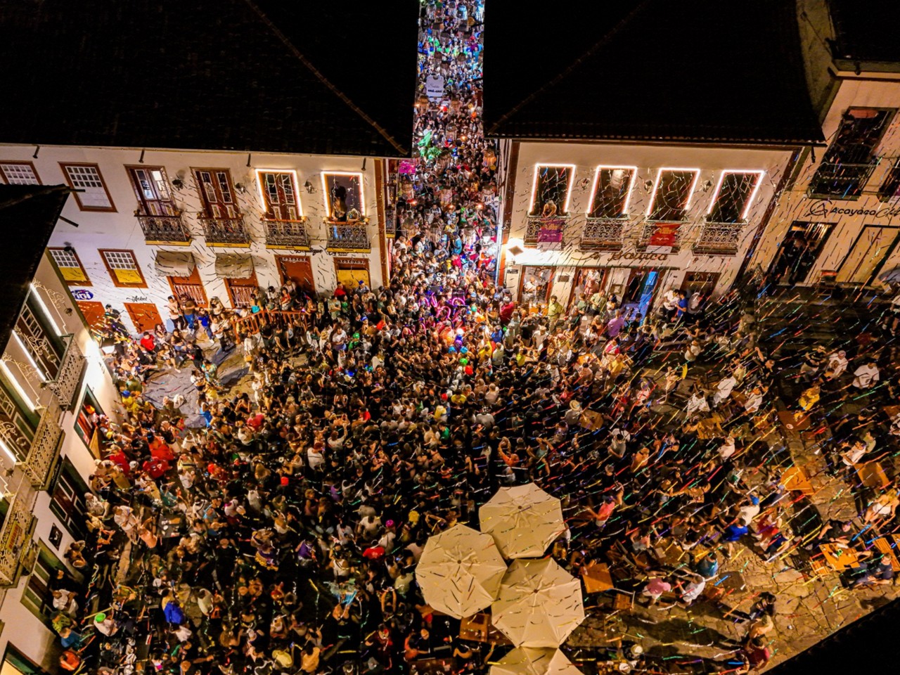Bloco Me Ampara Senão Eu Caio, na rua da Quitanda, na quinta-feira (27): cidade está lotada de turistas