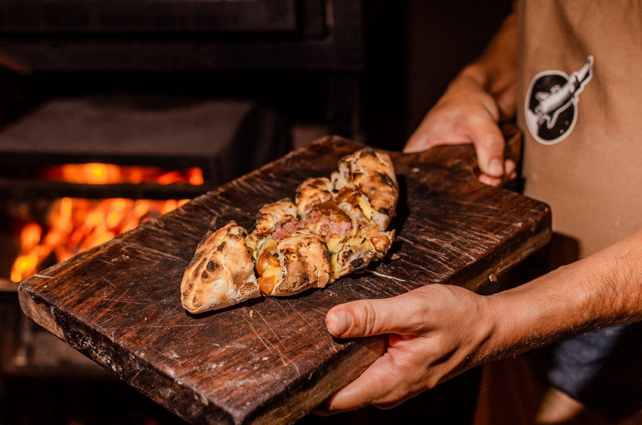 Cornicciolo: massa de pizza feita com azeite, farinha especial, fermentação lenta em forno e água mineral da fonte Dom Pedro