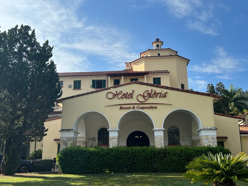 A imponente fachada do Hotel Glória Caxambu: influência espanhola