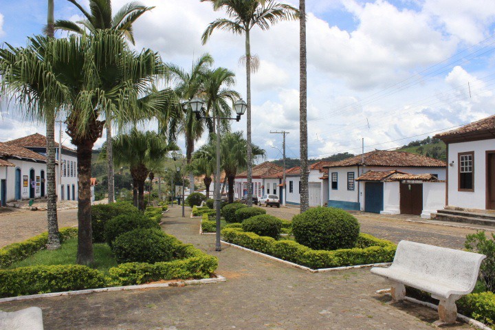 Centro histórico de Santana dos Montes, com a praça da Matriz, o casario colonial e a igreja de Santana