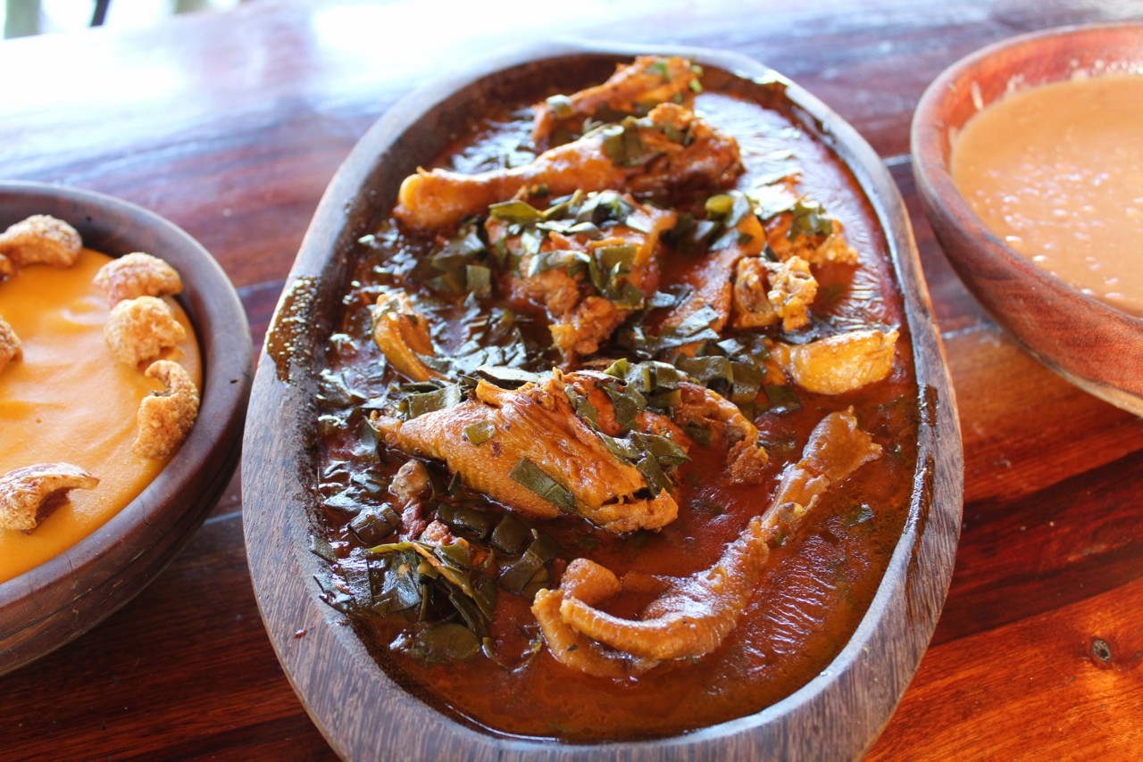 Na rota, o frango ganha preparo tradicional no fogão à lenha ou na releitura de chefs