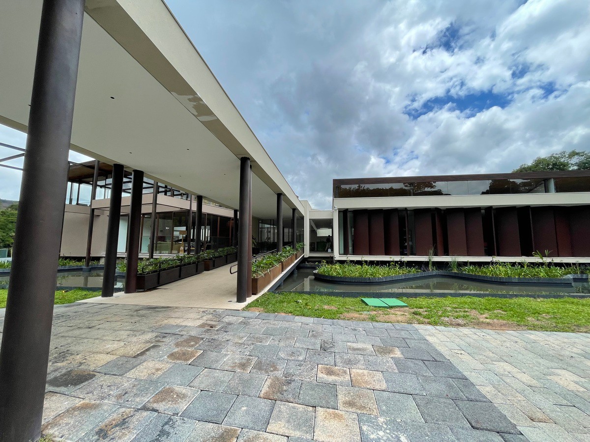 A fachada do Resort Clara Arte se integra de forma impecável à essência e proposta do Inhotim, criando uma sintonia única entre arquitetura e natureza