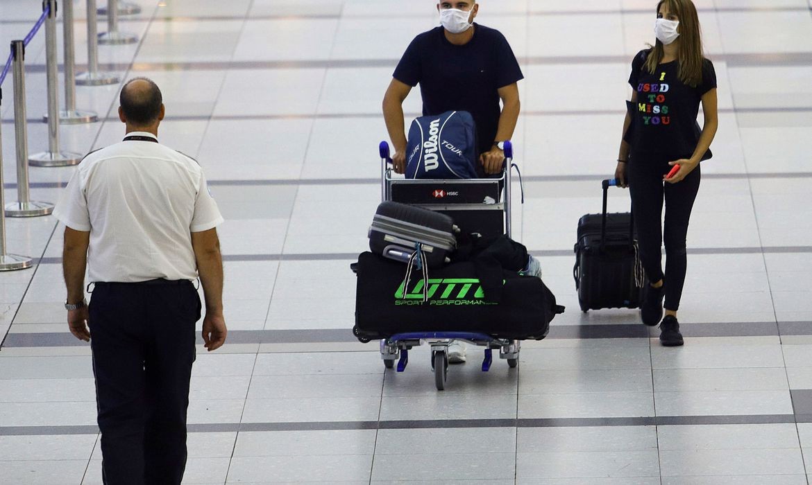 Recomendação dos governos de mundo afora é, caso não tenha urgência ou necessidade,  o adiamento ou cancelamento das viagens ao exterior