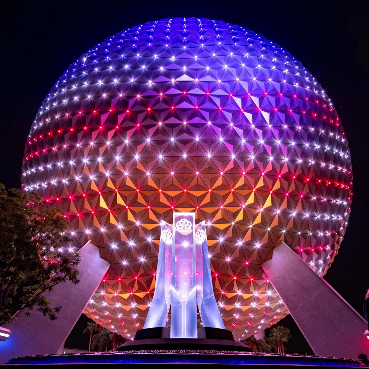 “Spaceship Earth”, a imensa bola de golfe, símbolo do Epcot, ganha ilumi nação especial à  noite