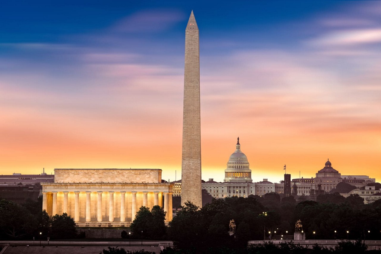 Em um mesmo plano, o Lincoln Memorial, o Monumento a Washington e o Capítólio, onde ocorre a cerimônia de posse de Donald Trump