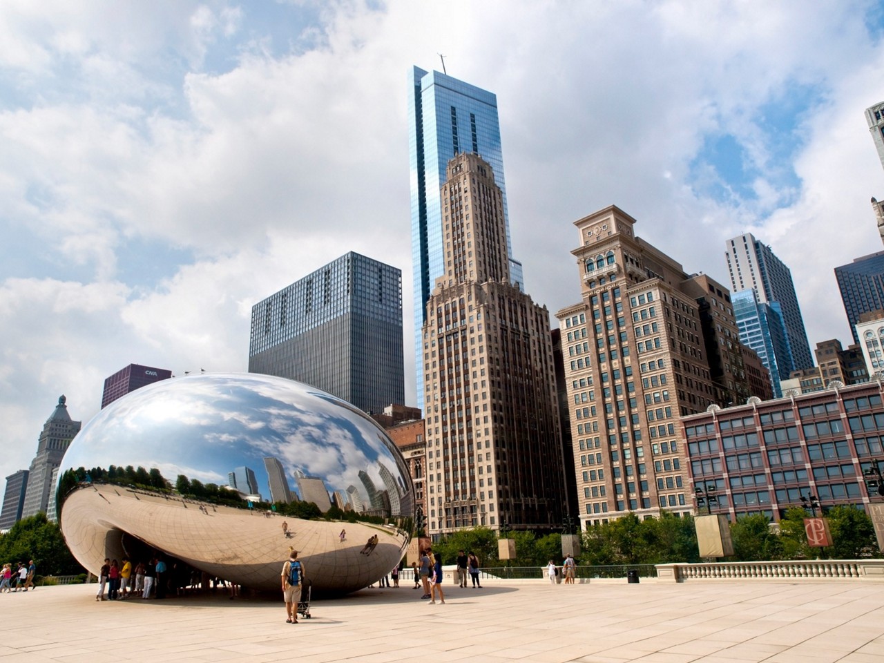 Criado pelo artista Anish Kapoor para o Millennium Park, o Cloud Gate é cartão-postal de Chicago e reflete os edifícios