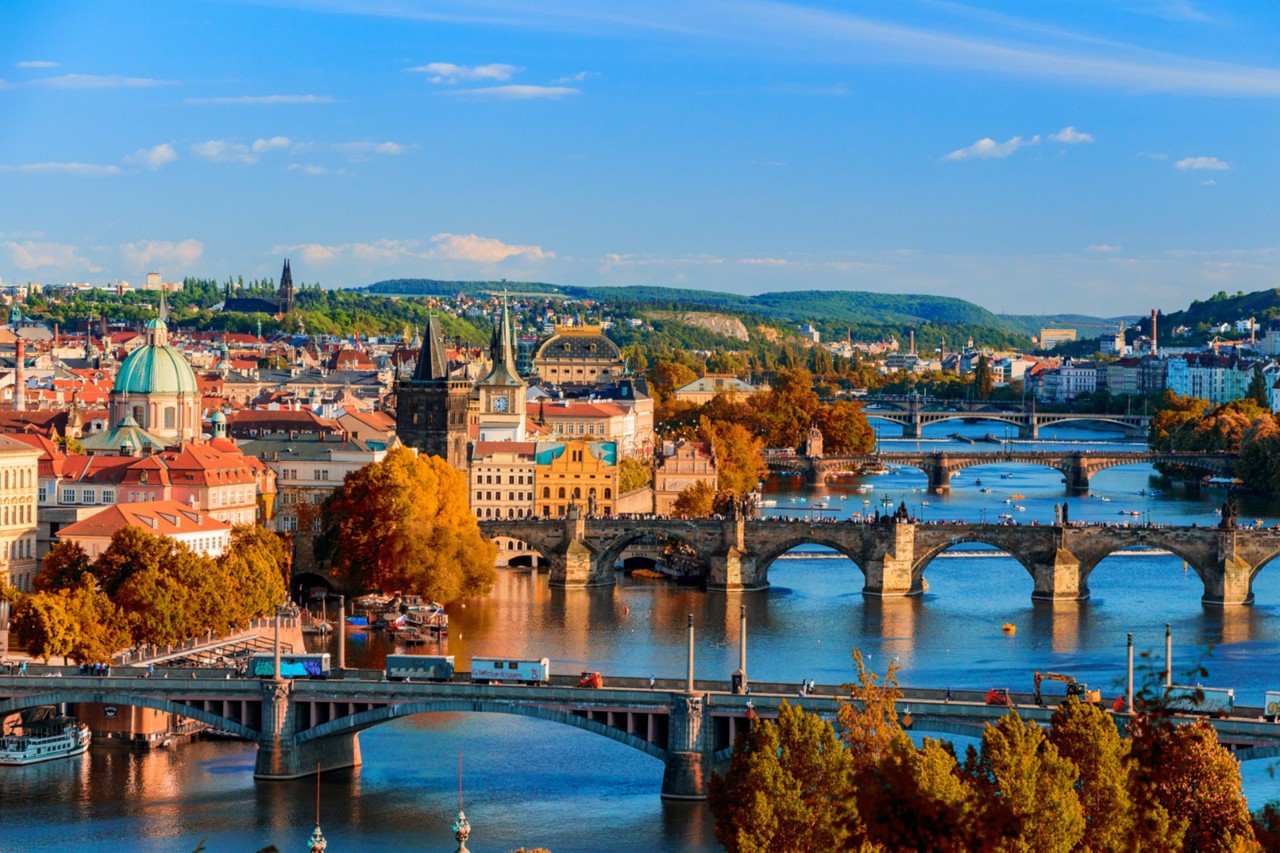 Praga, capital da República Tcheca, foi apelidada de 'Paris do Leste" devido à sua beleza arquitetônica e atmosfera charmosa