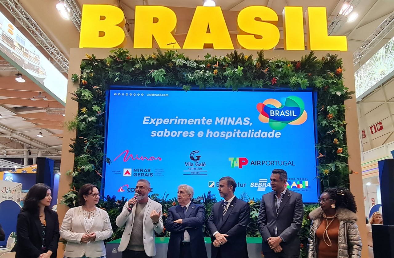 O secretário Leônidas Oliveira discursa durante evento que celebra Minas no estande da Embratur