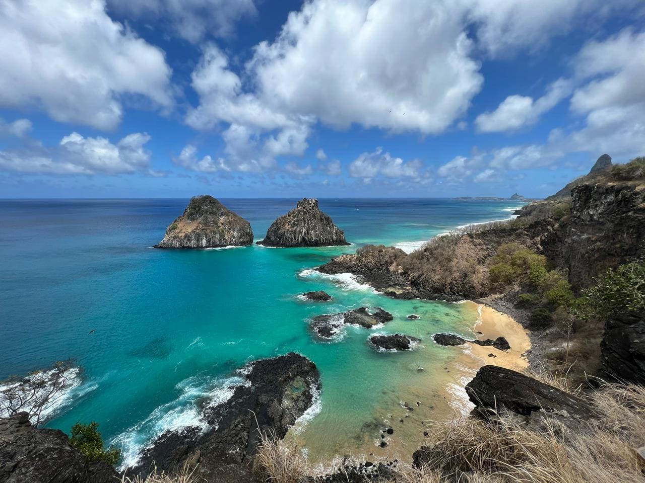 A Baía de Sancho com o cartão-postal de Noronha, o Morro Dois Irmãos