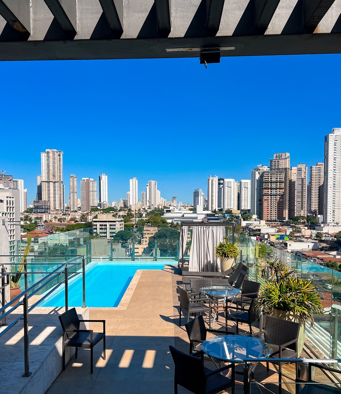 O rooftop com piscina e visão panorâmica do hotel SJ Premim, no Setor Oeste