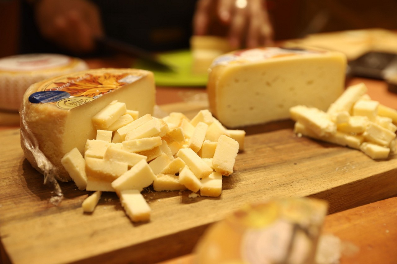 O Queijo Artesanal Minas (QMA) é produzido com leite cru e de acordo com a tradição secular de cada região do Estado
