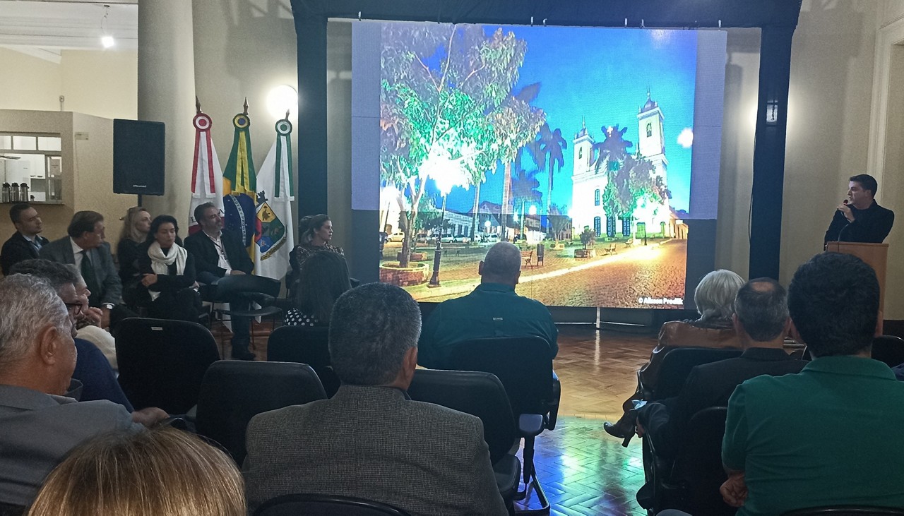 O prefeito Wirley Reis, o Têko, apresenta o município de Itapecerica aos convidados