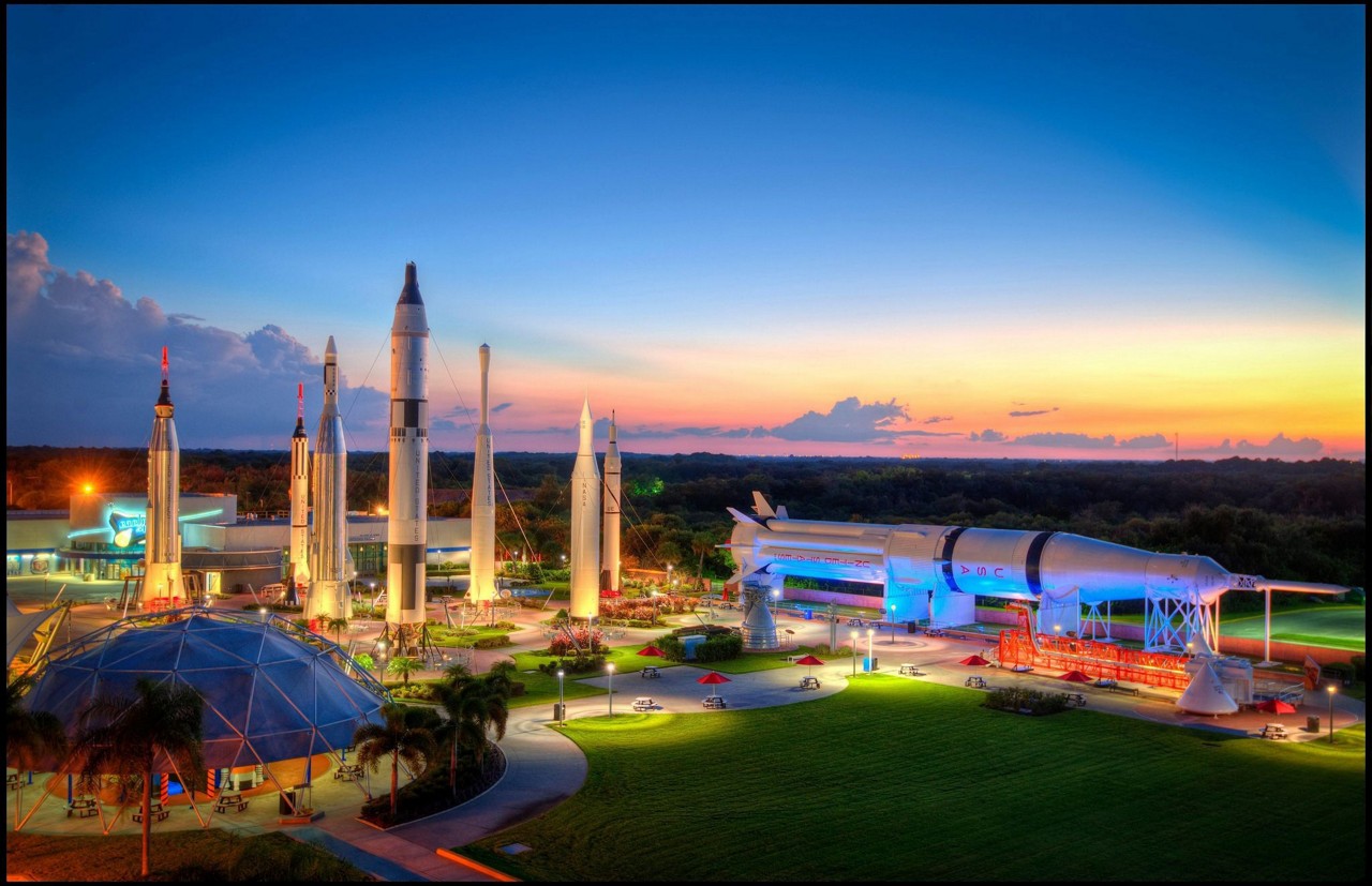 Rocket Garden a noiteKennedy Space Center Divulgacao ta28011