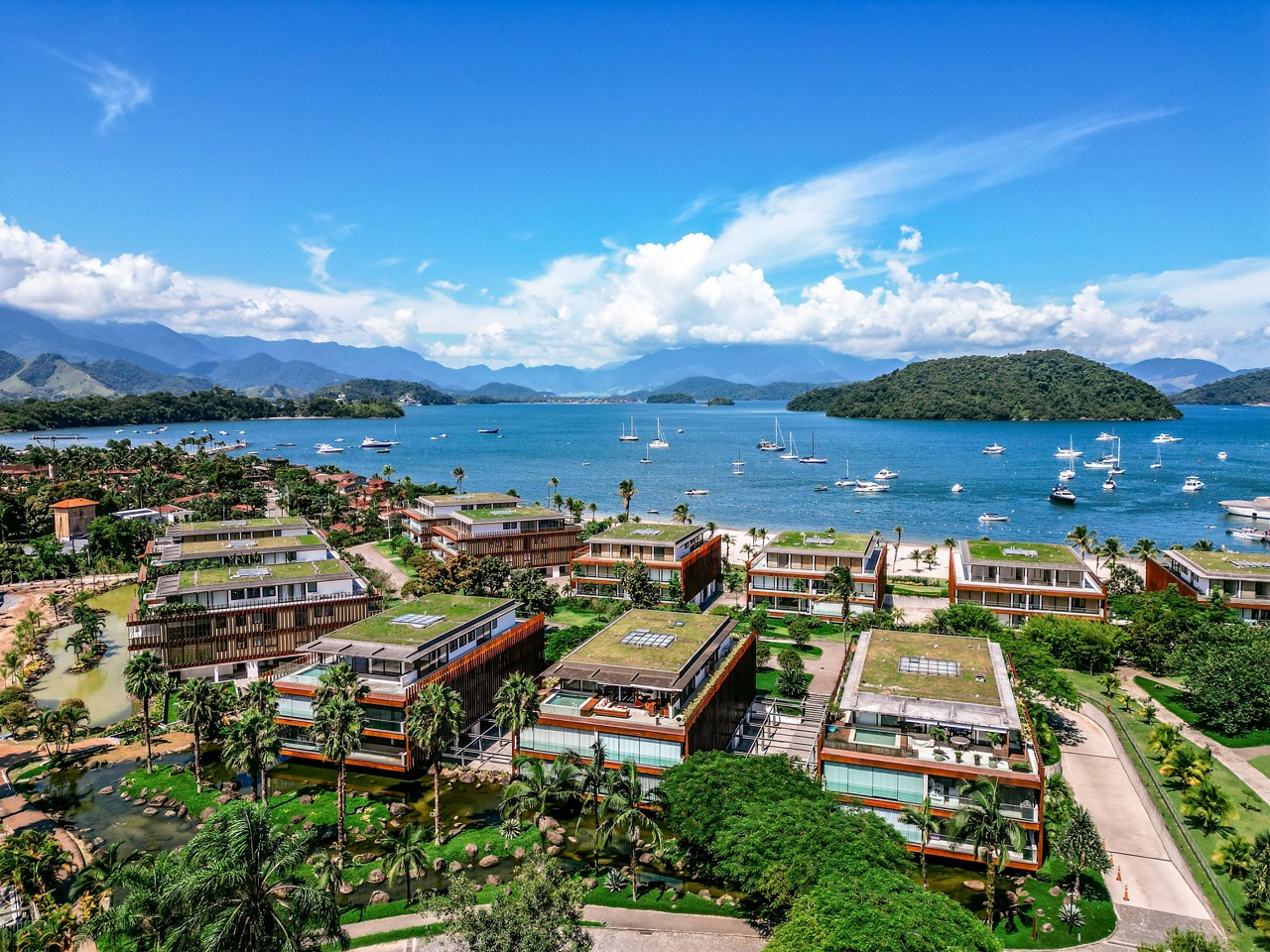 O Frade Vilas, de frente para a marina, em Angra dos Reis