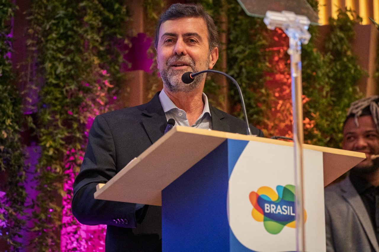 Marcelo Freixo, presidente da Embratur, no estande de Minas durante uma feira de turismo
