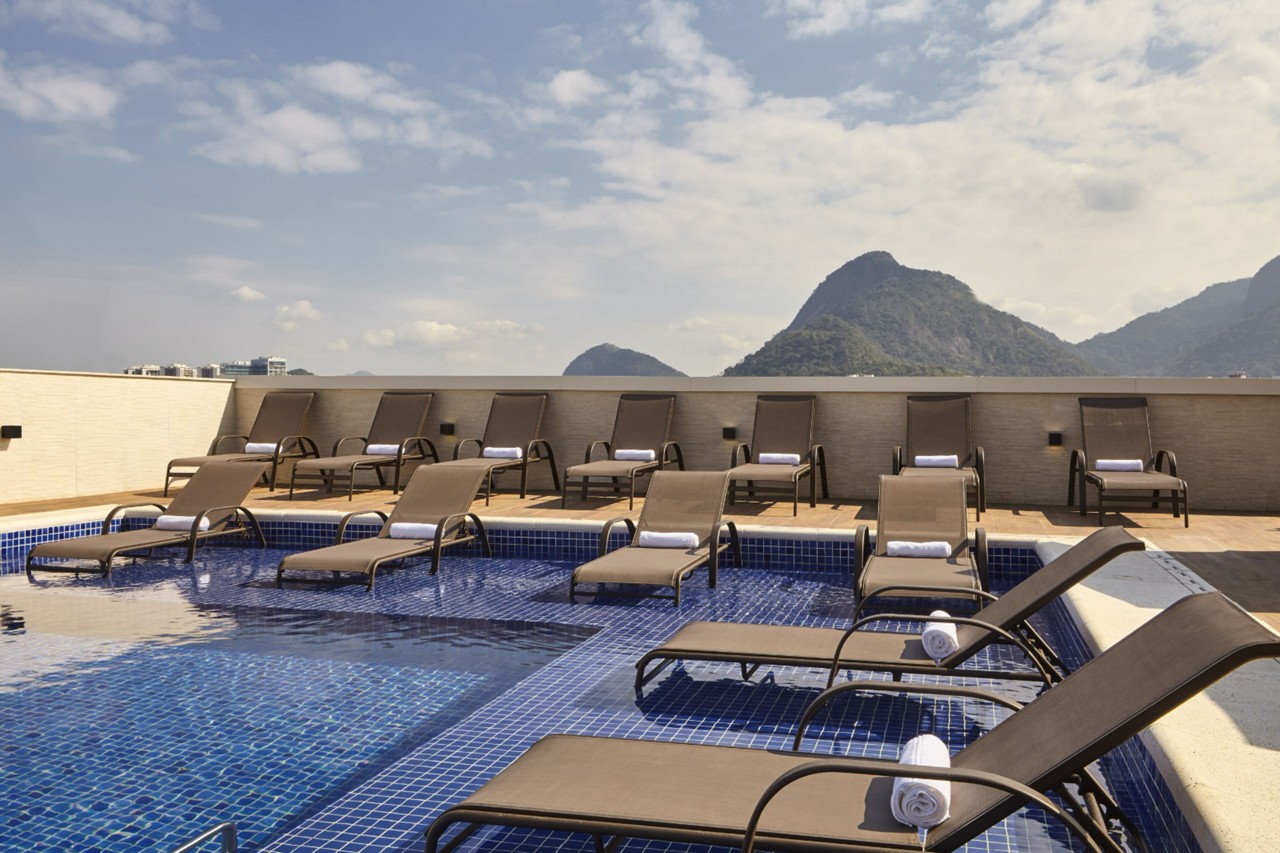 A piscina no rooftop é uma área de lazer compartilhada entre os dois hotéis 