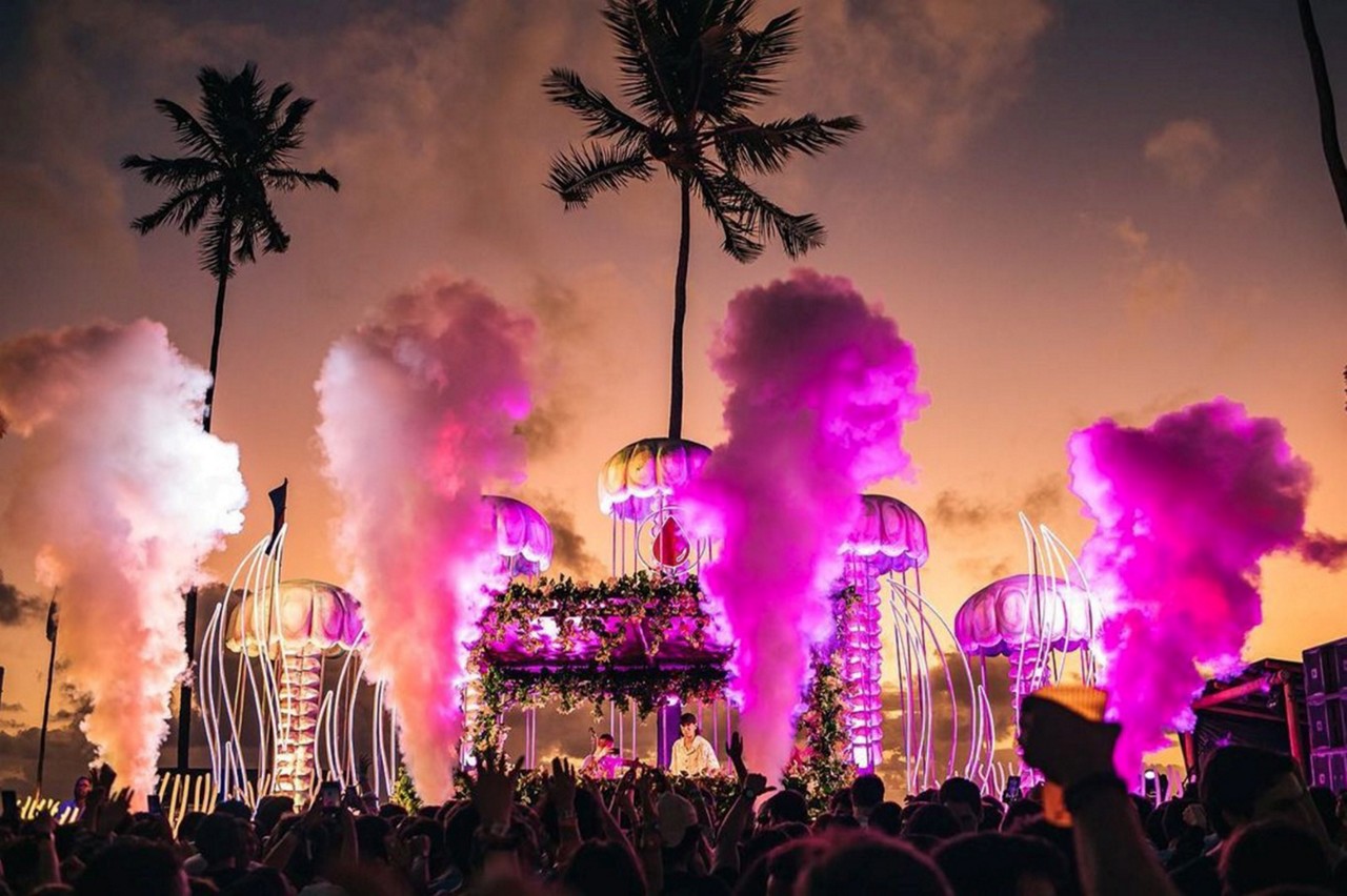 Réveillon Carneiros reúne cinco festas com atrações internacionais e nacionais para um ritual de passagem cultural e musical, em uma das praias mais bonitas do Brasil.