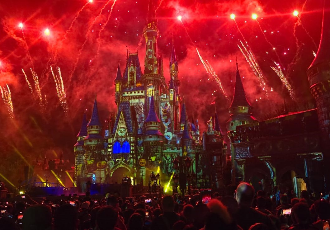 Espetáculo de luzes, projeções e fogos no Castelo de Cinderela durante a festa Mickey's Not-So-Scary Halloween Party, no Halloween do Magic Kingdom Park