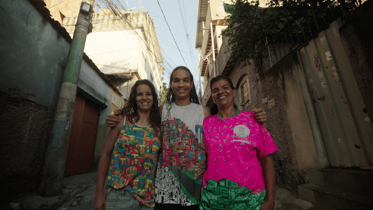 Daniel Tubarão (centro) é regente de bloco carnavalesco em BH